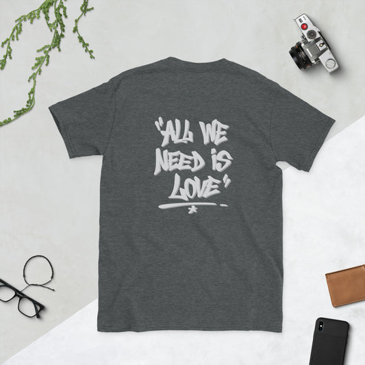 Camiseta de manga corta unisex ALL WE NEED IS LOVE